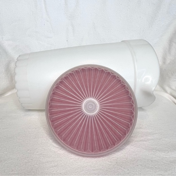 Vintage Tupperware white with red push lid pitcher - Picture 9 of 10